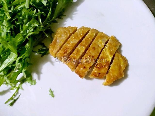 大火收汁儿塔好的肉片切段装盘