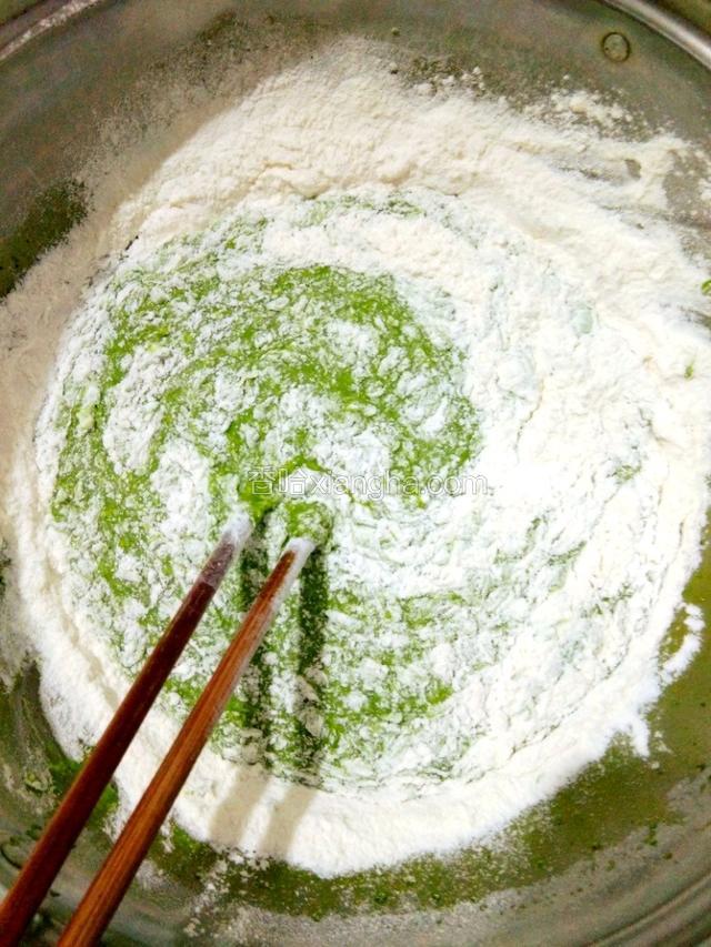 筛入面粉