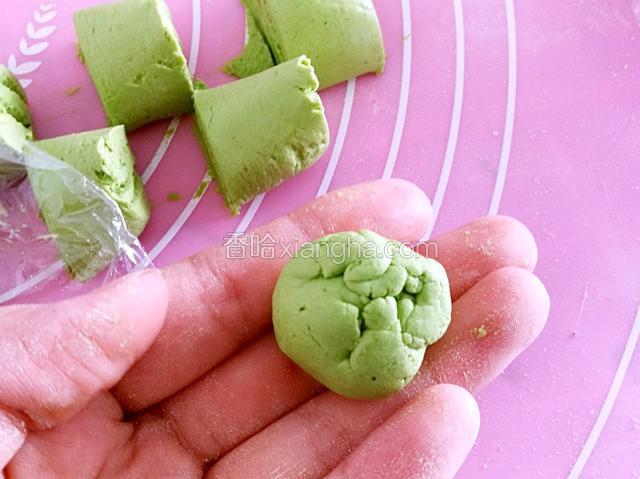 把芝麻馅包起来