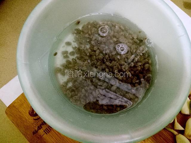 将豆鼓清洗一下