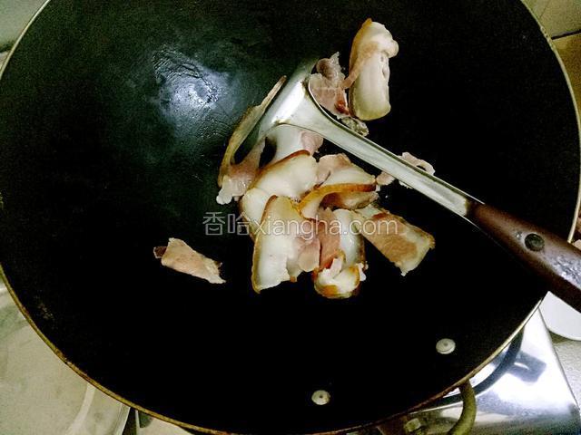 热锅将腊肉放在锅里翻炒