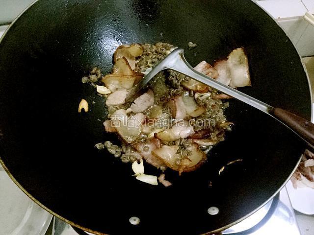 大蒜放锅里