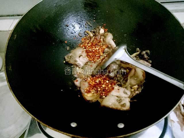 辣椒粉放锅里