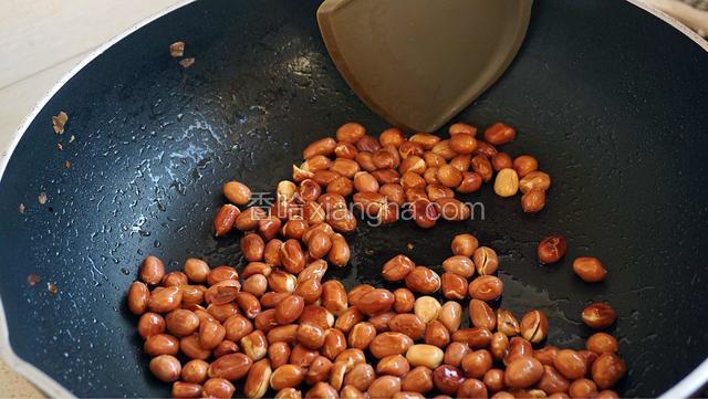 炒至花生微焦关火，继续翻炒