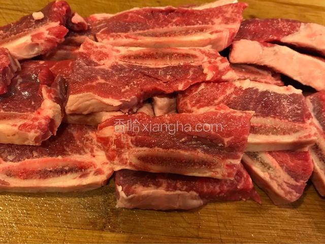 将牛排骨洗净擦干。