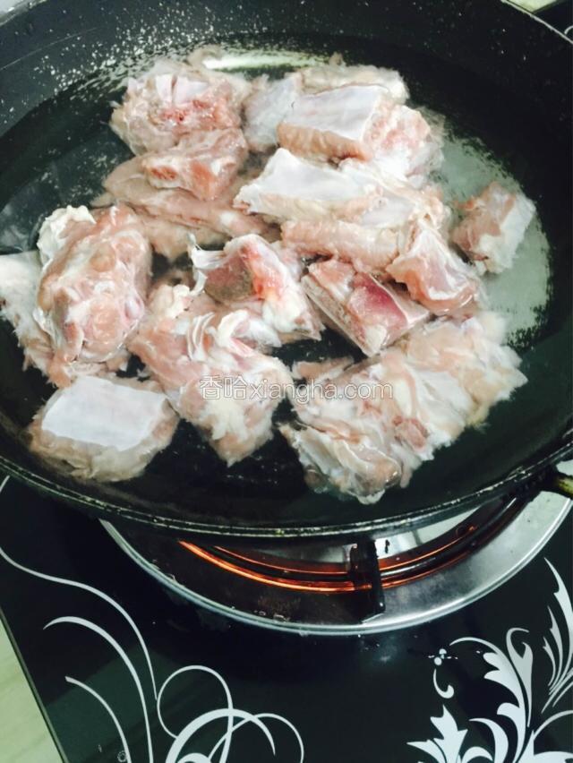 排骨沸水去血水捞出备用