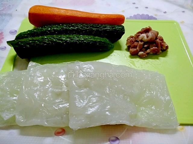 准备主料，黄瓜，胡萝卜，切条拉皮三袋，猪肉切丝备用