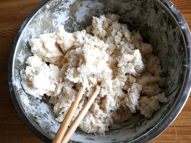 面粉加开水，用筷子搅拌。