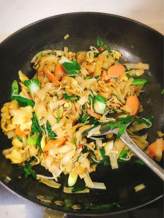 倒入小白菜、大蒜，加入食盐、胡椒、鸡精，翻炒均匀，最后进行装盘.