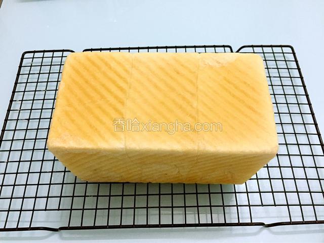 烤完震几下后趁热脱模晾凉即可食用