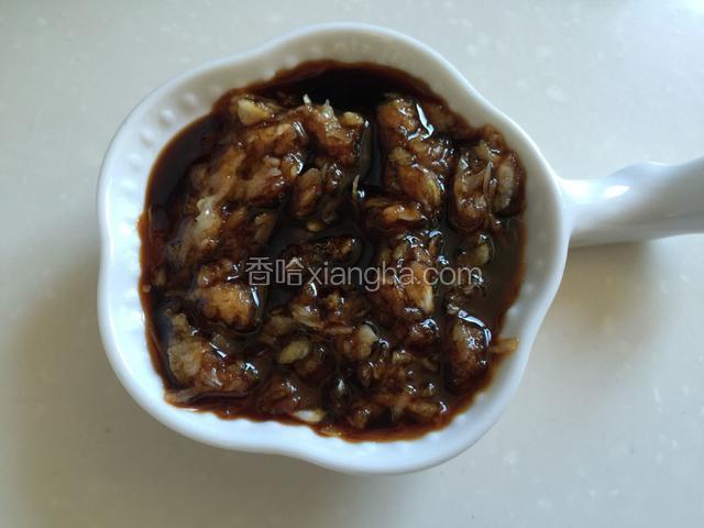 炖骨头时将大蒜捣成泥，倒入酱油调成酱汁