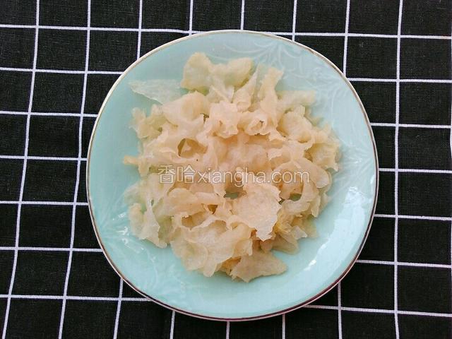 银耳洗净撕成小片备用