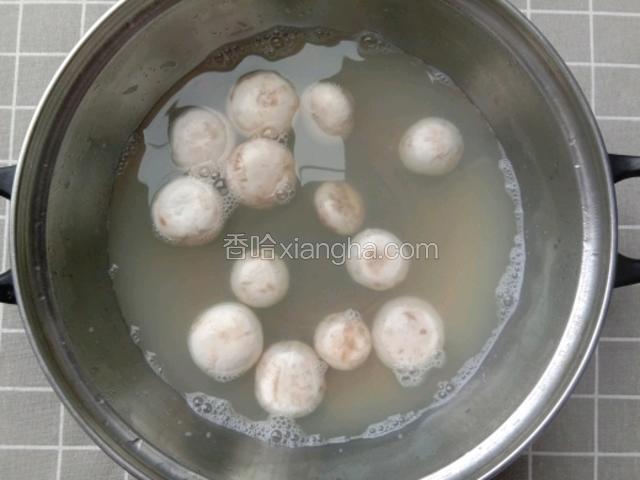 锅中加适量水烧开，放入蘑菇煮三分钟