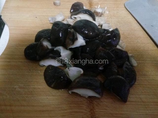 香菇切两半。