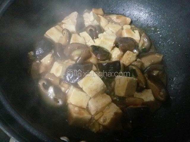 加水淀粉勾芡。