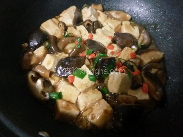 加葱花、胡萝卜点缀一下。
