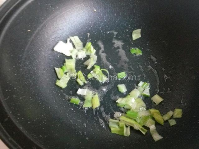 锅中余油，下入葱花炒出香味。