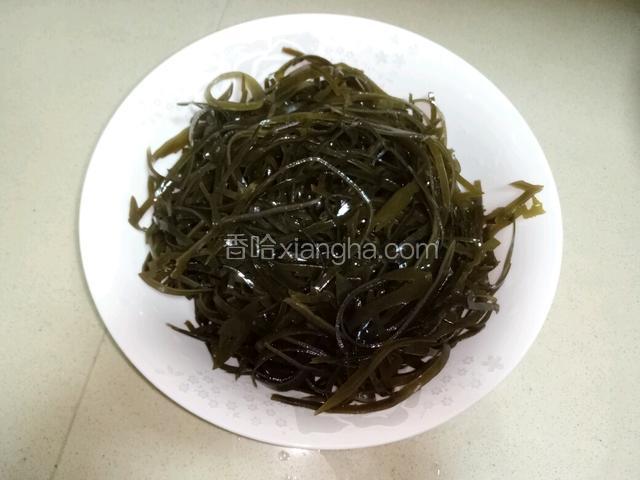 搓洗干净，用水冲两三次。