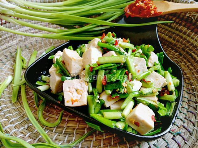 香辣青蒜苗炒豆腐装盘
敏茹意作品
