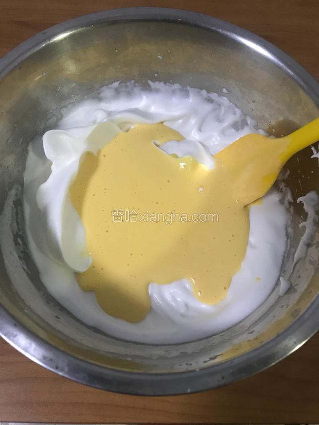 翻拌好的面糊倒入蛋白盆里，继续翻拌均匀