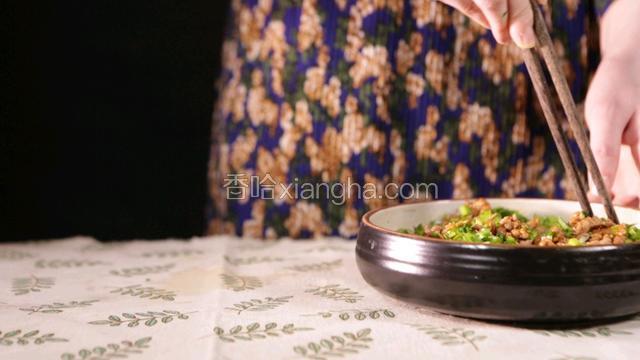 和入熟肉馅拌匀；