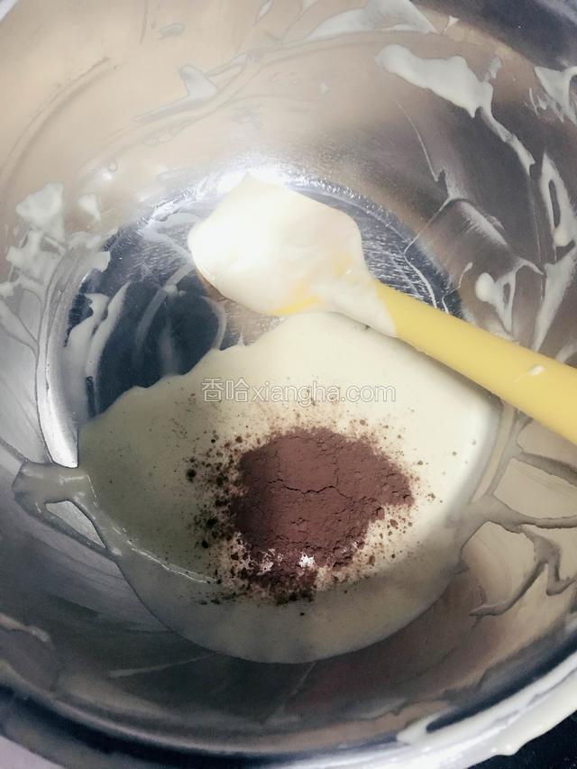 留一小部分面糊，倒入可可粉继续翻拌均匀
