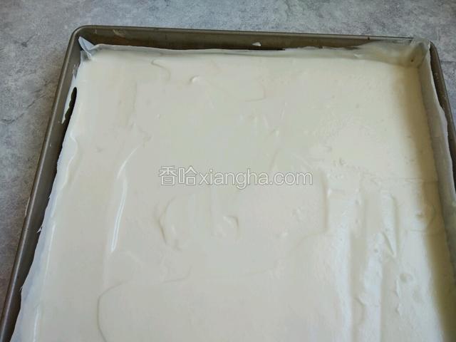拌匀倒入烤盘里，28×28方盘铺油纸
铺平，震出气泡
