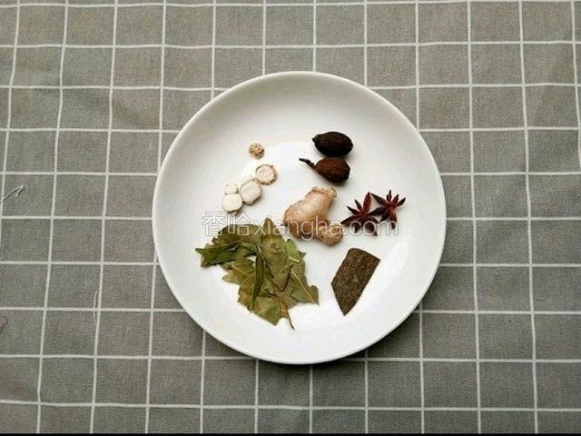 准备姜和各种香料