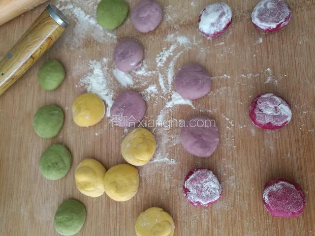 把第2层玫瑰花的发面团也揪成10克大小的剂子。重复第一层的工序。