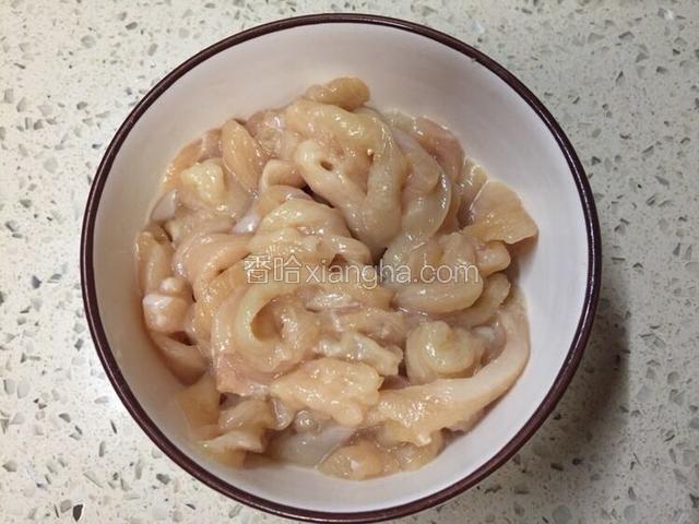 鸡胸肉切丝放入盐，放入淀粉，放入料酒，搅拌均匀待用