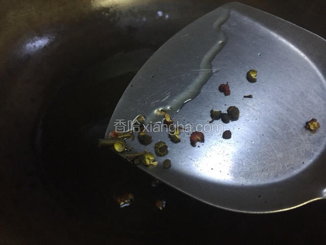 热锅倒入油，六成热时放入花椒