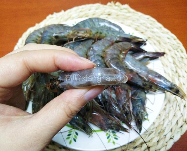 去虾线。虾开背后用牙签挑出虾线，开背的虾更容易入味也更容易扒壳。