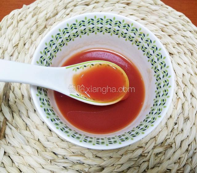 调一碗茄汁，把番茄酱、糖、盐和50ml水一起搅拌均匀。