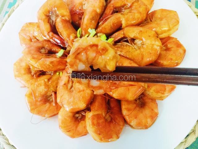 开背后的虾很容易扒开，咬一口酸甜又嫩的虾肉，不用配饭也可以光盘~
