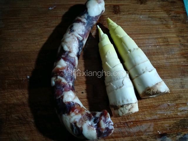 准备好材料，喜欢吃芹菜的或者香菜可以备几根调味