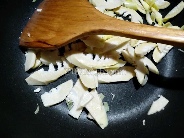 准备干净的锅无油加热小火煸炒春笋炒至没有涩味即可