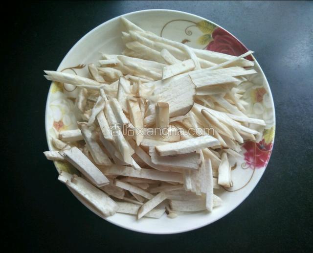 杏鲍菇切丝。