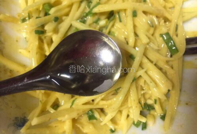 两勺葵花油，将所有食材搅拌均匀
