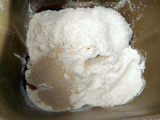 先将除黄油外的所有做面包的材料放入面包机中，糖，盐，酵母粉，都放在一角上
牛奶在下面