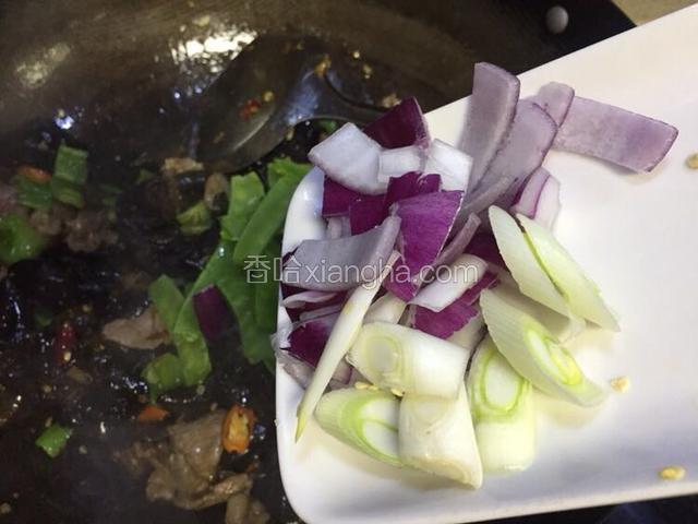 再放入洋葱和大葱，炒出香味