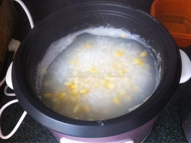 煮开后，粥再煮5分钟左右，然后放入玉米，煮7分钟左右