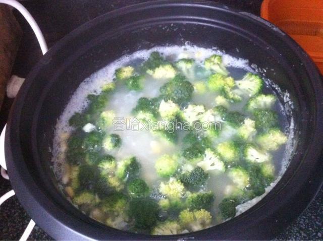 再放入西兰花和适量盐，煮5分钟左右即可
