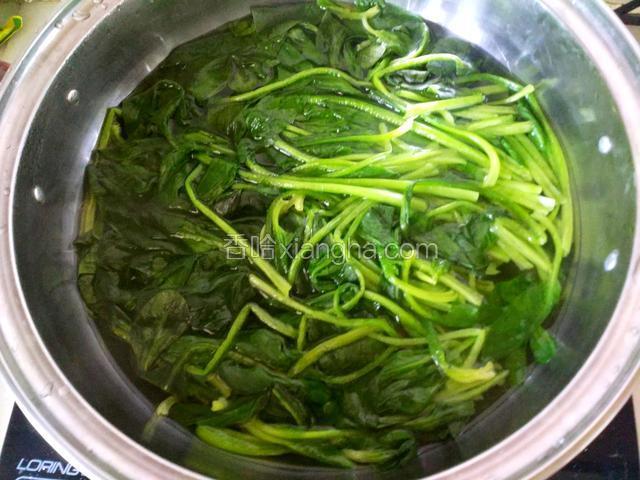 菠菜放入锅里焯一分钟