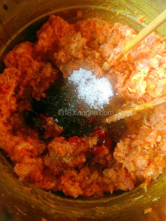 放入鸡蛋 葱头油 盐 鸡精  蚝油 香油 麻油 味极鲜酱油 白糖 胡椒粉，然后一个方向搅拌上劲