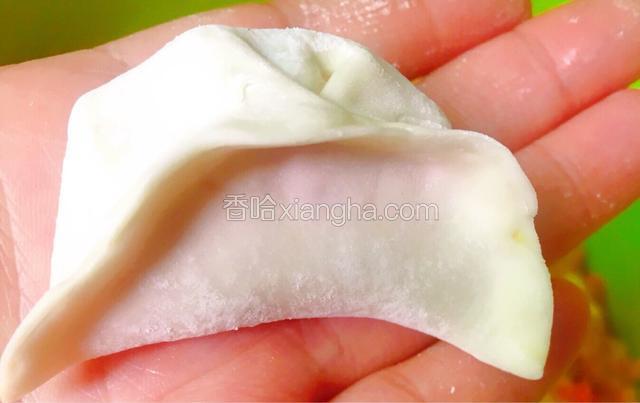 包好的水饺（我用的是现成的水饺皮，菜市场上买的）
