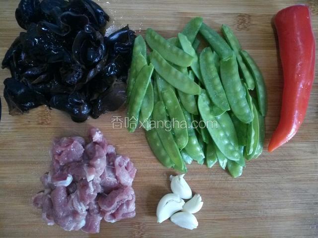 里脊肉切片。用少许盐、料酒、生粉腌制15分钟。