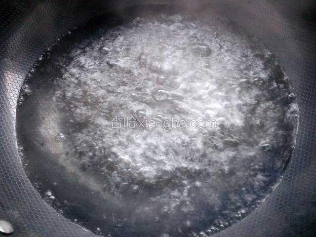 锅内烧水，水开后放少许盐。