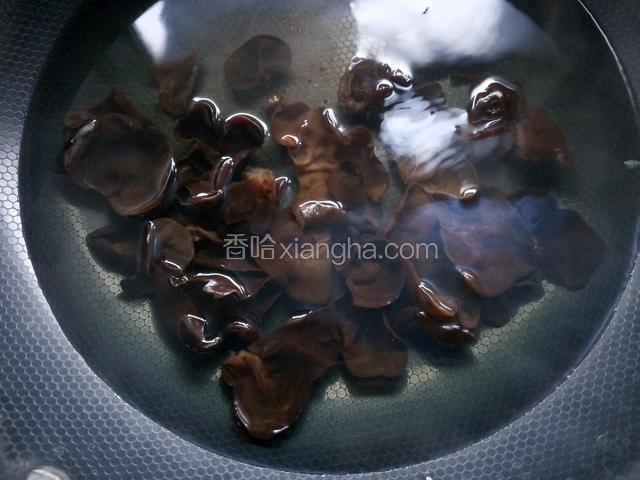 接着将木耳焯烫两分钟后捞起备用。