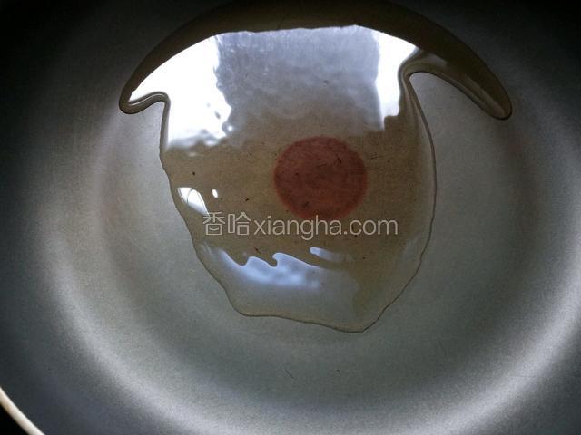 锅烧热后下20克油。