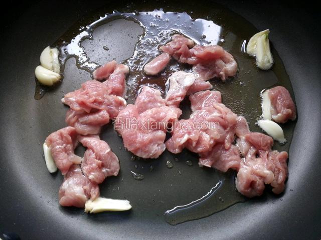 放入腌制好的里脊肉煸炒。
